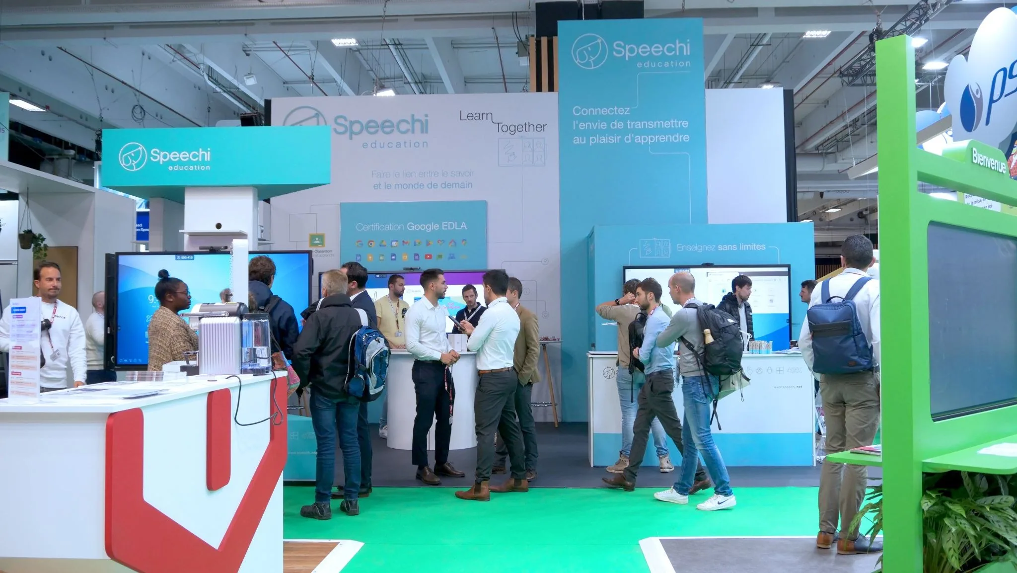 Stand Speechi — salon Educatec 2023 — Paris — affluence sur le stand, vue grand angle