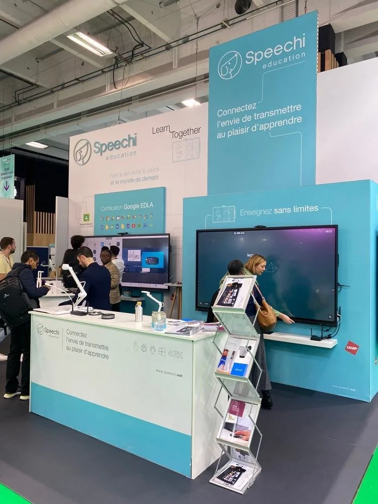Stand Speechi — salon Educatec 2023 — Paris — comptoir d'accueil et écran interactif