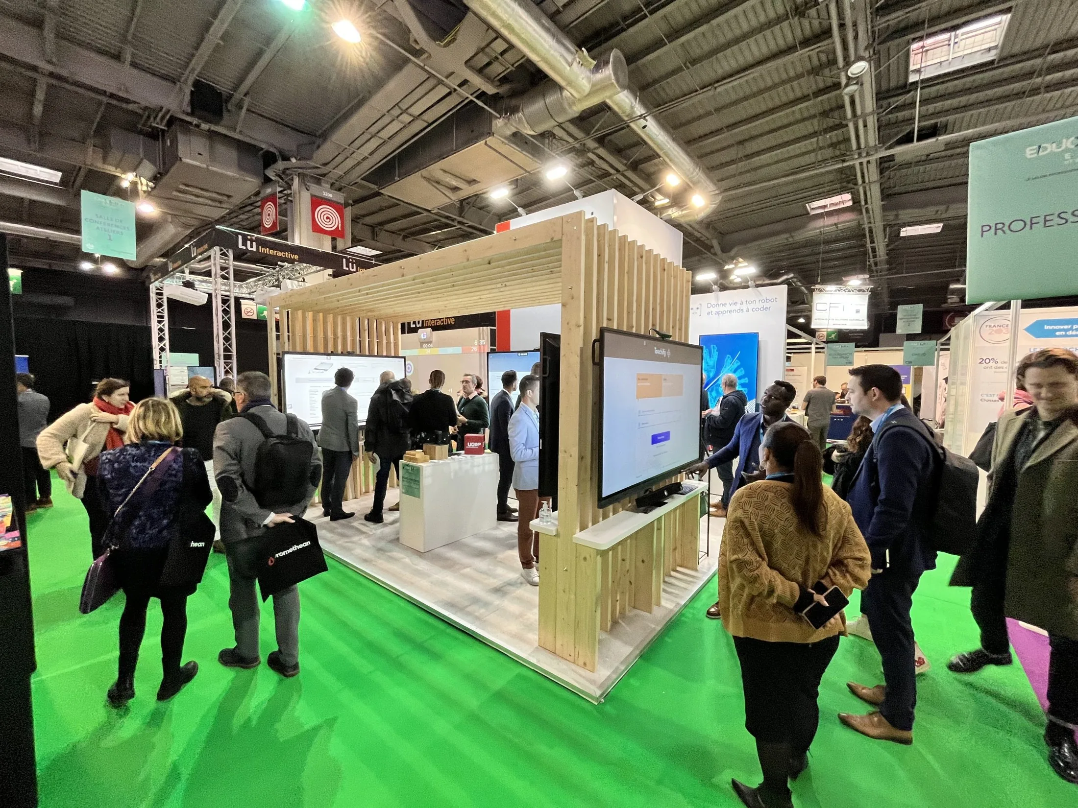 Stand Speechi — salon Educatech Expo 2022 — Paris — stand vu de l'allée, visiteurs aux démonstrations