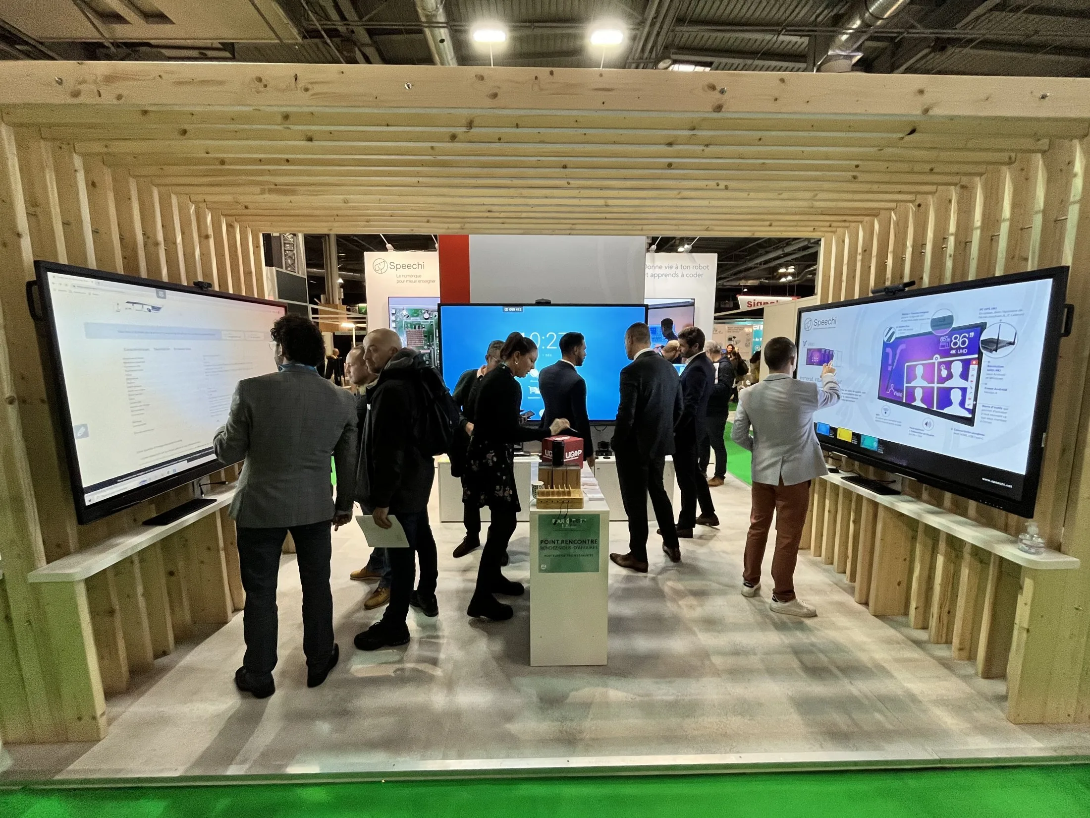 Stand Speechi — salon Educatech Expo 2022 — Paris — vue grand angle de la structure en bois et des écrans