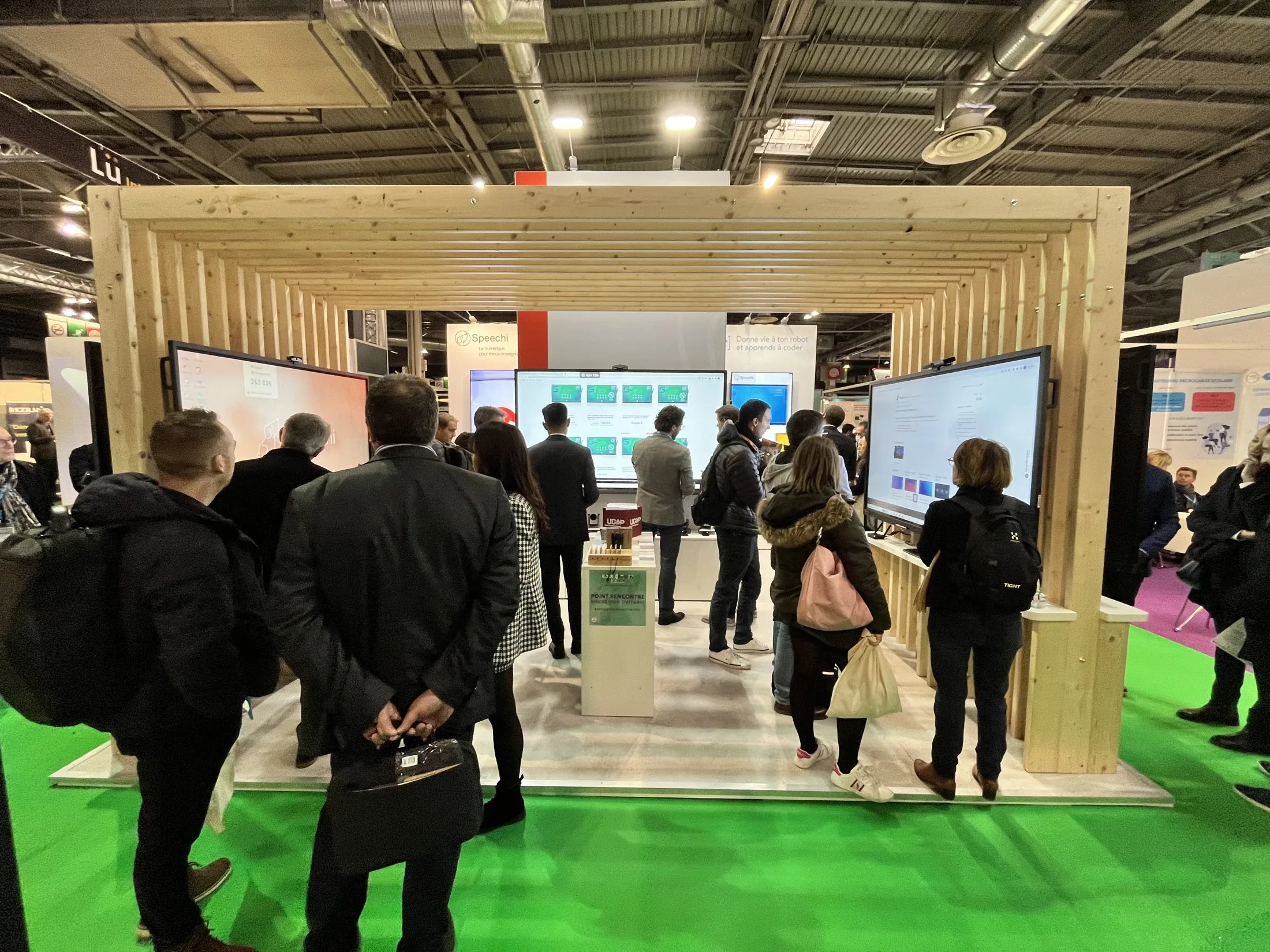 Stand Speechi — salon Educatech Expo 2022 — Paris — visiteurs autour du stand, vue latérale