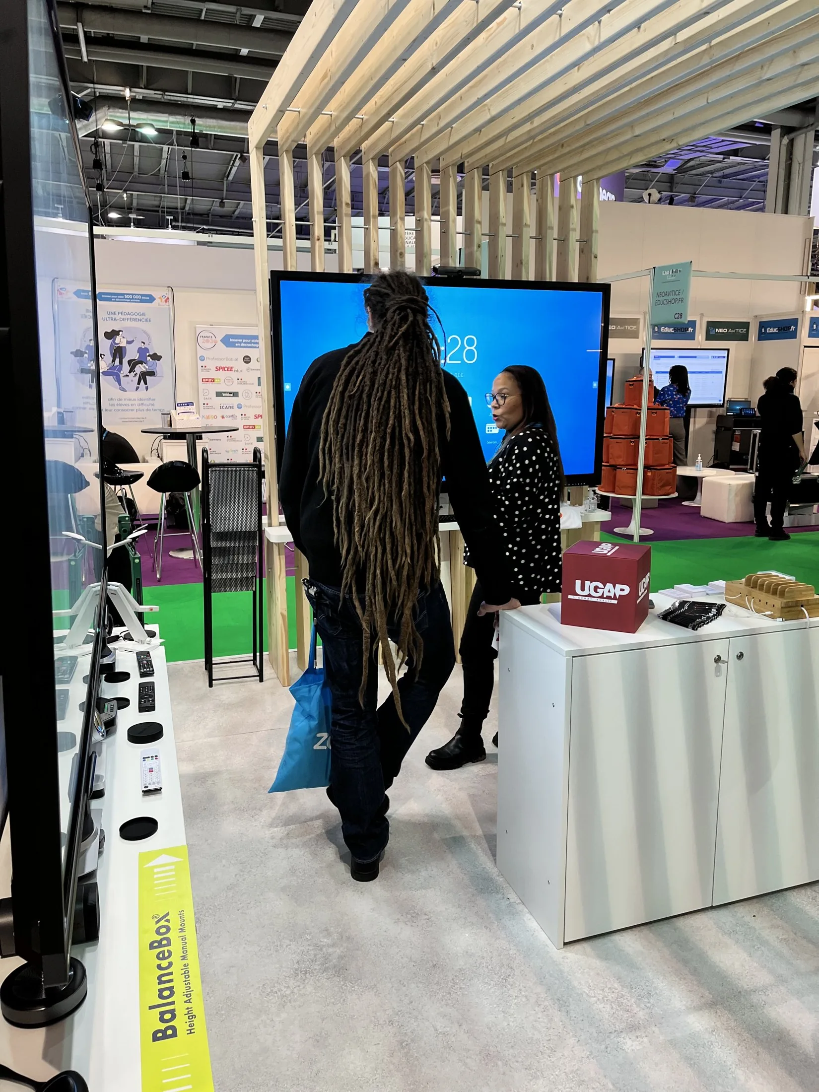 Stand Speechi — salon Educatech Expo 2022 — Paris — foule dans les allées du stand