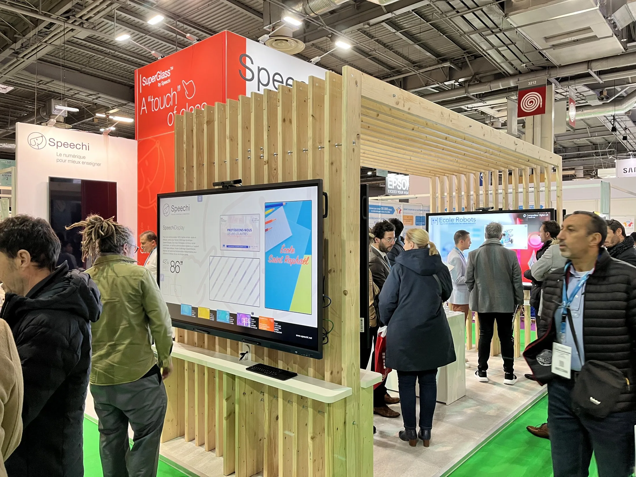 Stand Speechi — salon Educatech Expo 2022 — Paris — structure bois et écran SpeechiDisplay côté allée