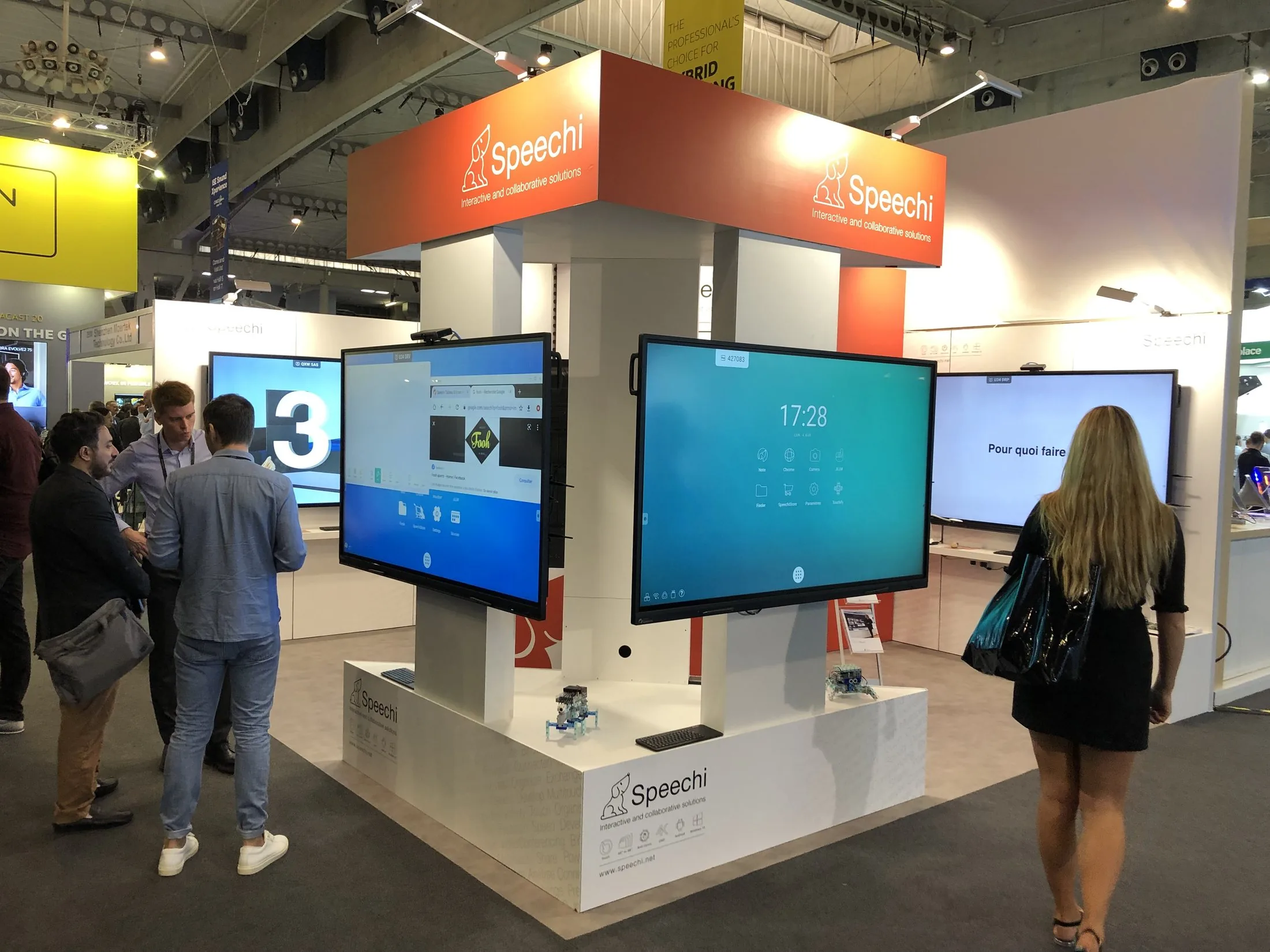 Stand Speechi — salon ISE 2022 — Barcelone — totem central et écrans