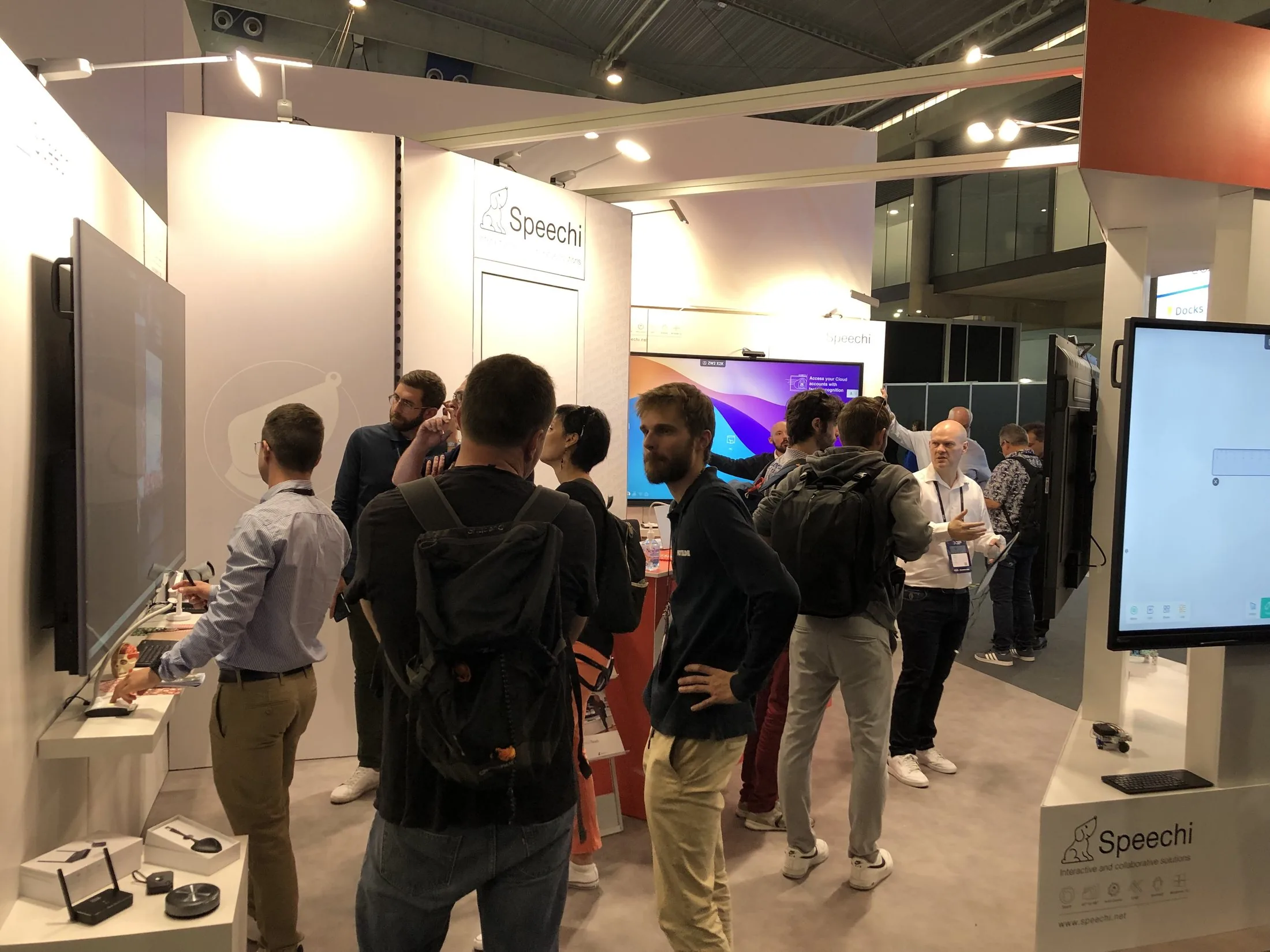 Stand Speechi — salon ISE 2022 — Barcelone — visiteurs dans l'espace démonstration