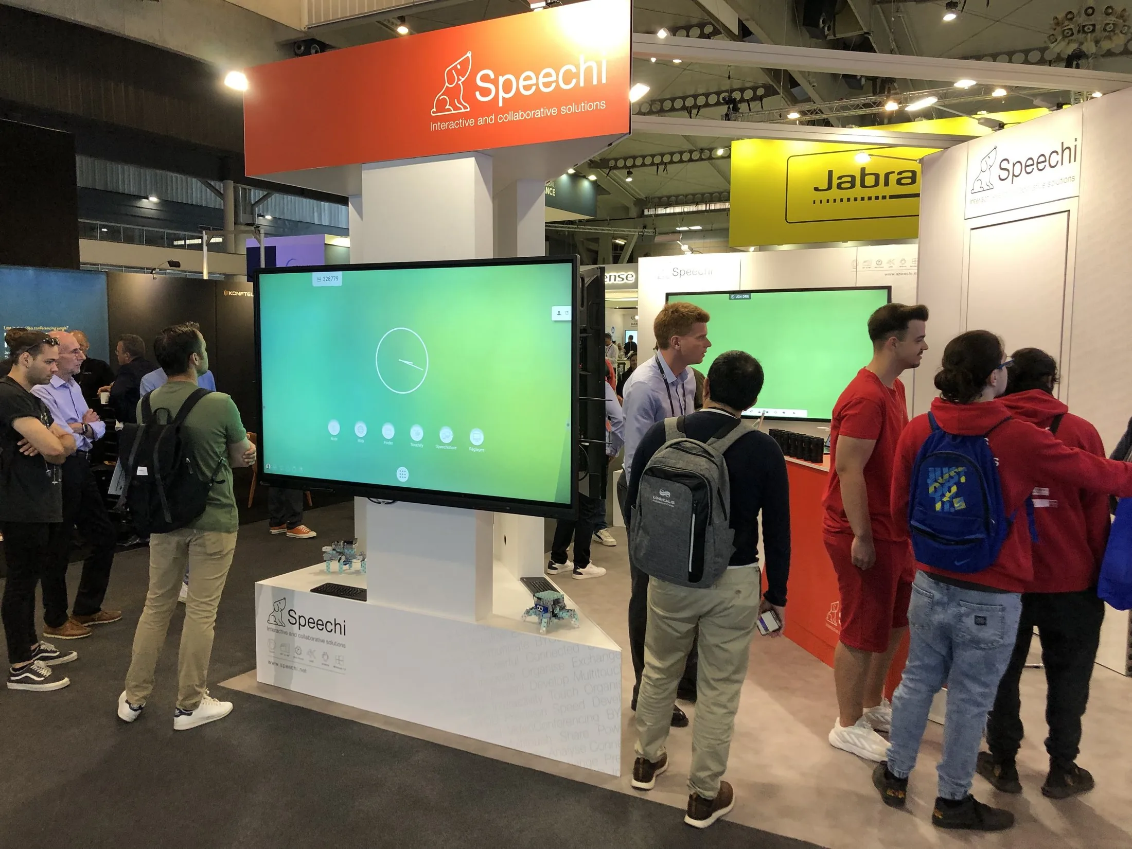 Stand Speechi — salon ISE 2022 — Barcelone — démonstrations devant le totem