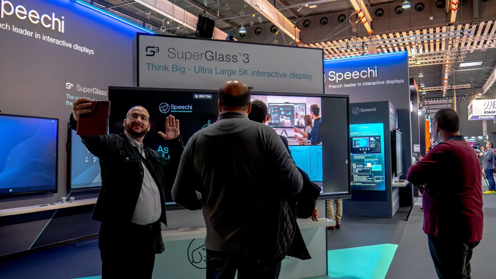 Stand Speechi — salon ISE 2024 — Barcelone — démonstration de l'écran SuperGlass 3