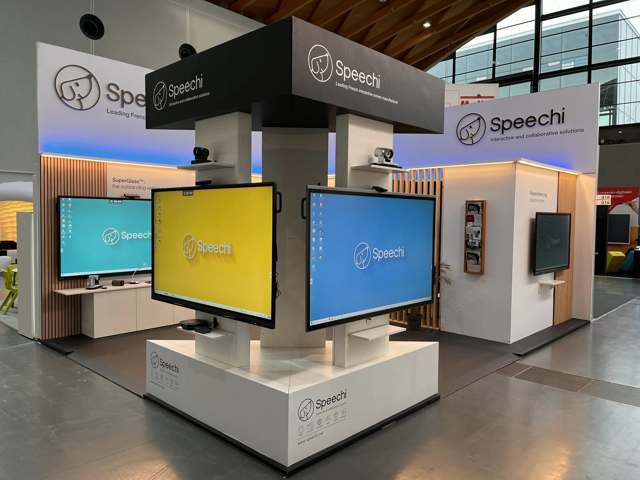 Stand Speechi — salon Learntec 2023 — Karlsruhe — vue grand angle du stand vide