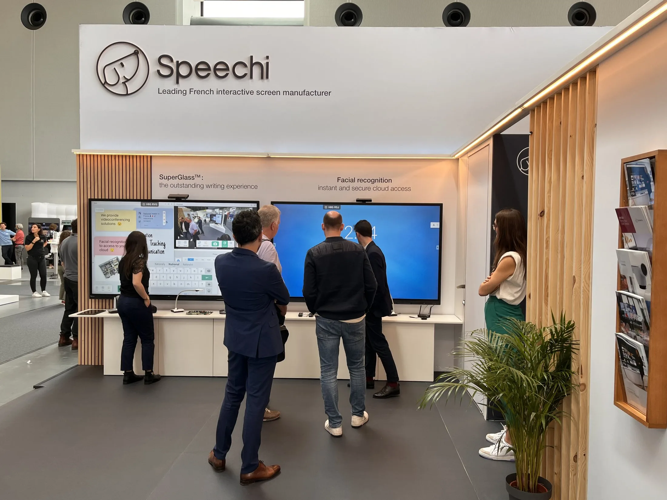 Stand Speechi — salon Learntec 2023 — Karlsruhe — démonstration face aux écrans