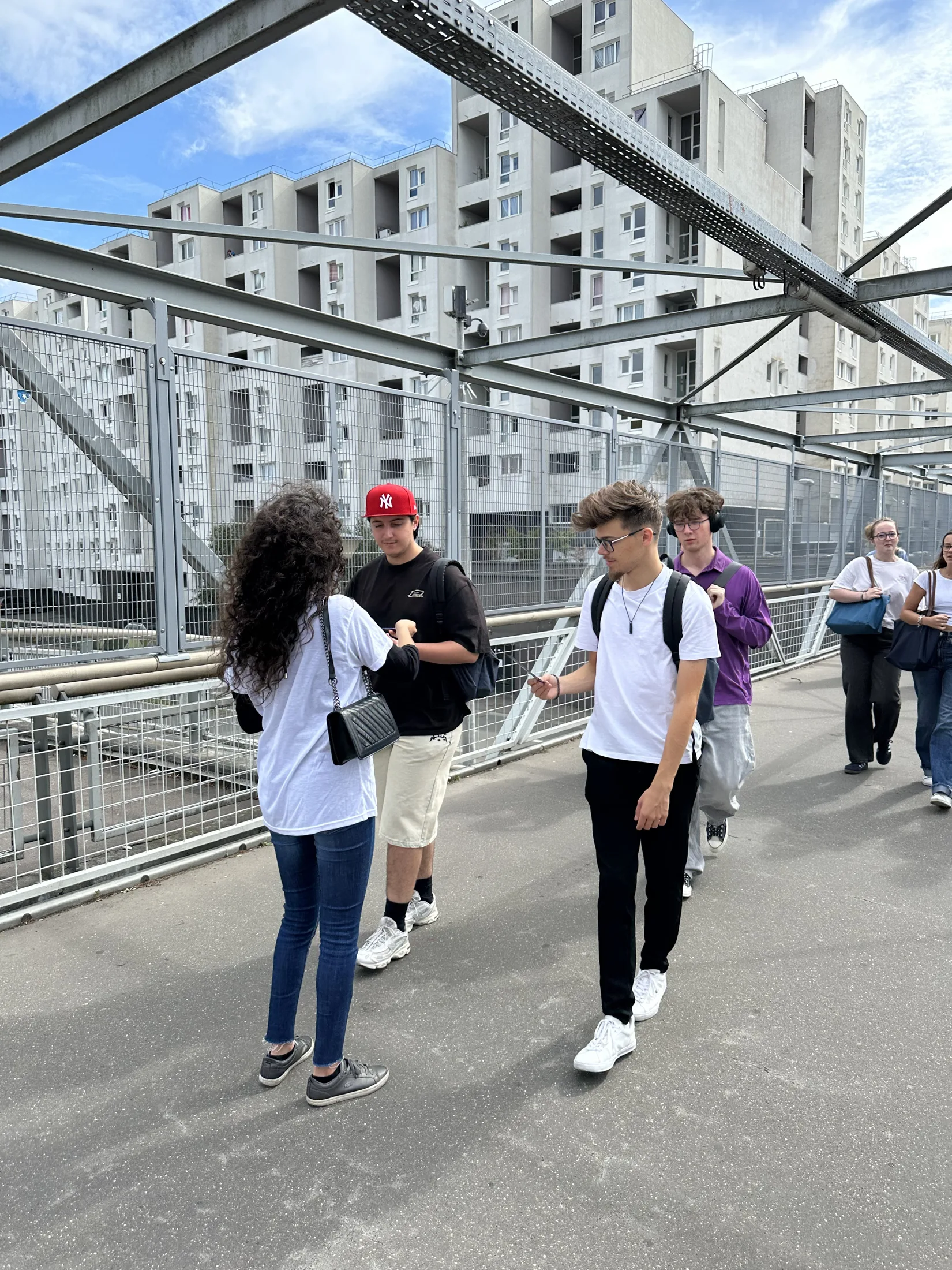 Équipe de street marketing MATCH à la rencontre des étudiants sur une passerelle, Villeneuve-d'Ascq