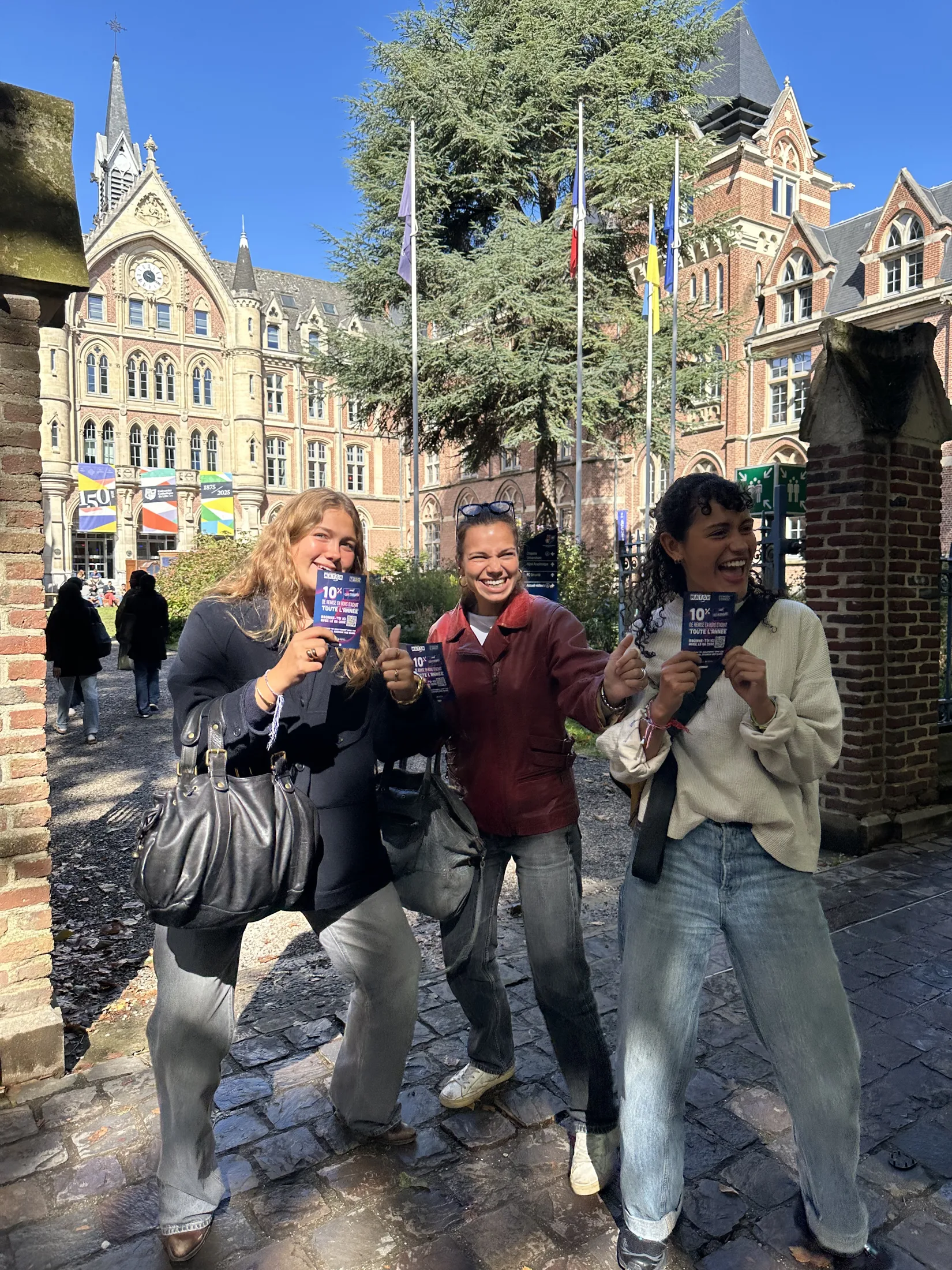 Étudiantes avec le flyer du Club étudiants MATCH devant un campus universitaire, Lille