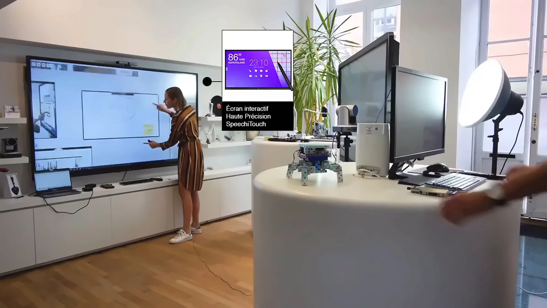 Webinar live Speechi — démonstration sur écran interactif dans le showroom